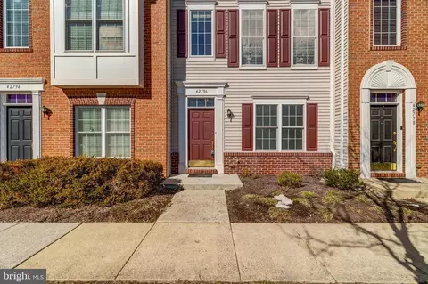 Exterior - 42796 Nations St, Chantilly, VA 20152 photo 2 of 4