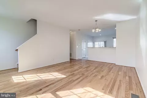 Living - 42796 Nations St, Chantilly, VA 20152 photo 4 of 4