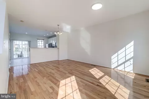 Living - 42796 Nations St, Chantilly, VA 20152 photo 3 of 4