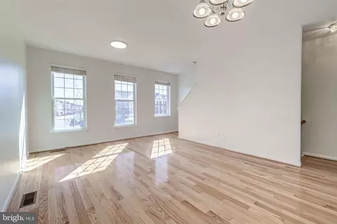 Living - 42796 Nations St, Chantilly, VA 20152 photo 2 of 4