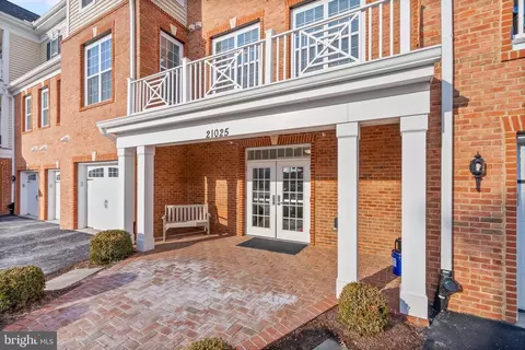 21025 Rocky Knoll Sq #103, Ashburn, VA 20147