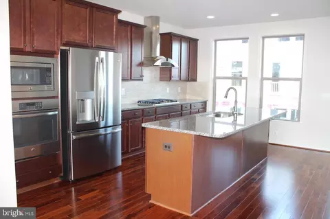 24454 Hawthorn Thicket Ter, Sterling, VA 20166