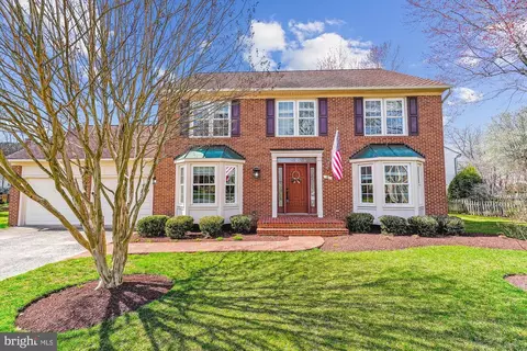 6 Vinson Ct, Sterling, VA 20165