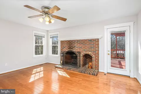 Living - 43356 Wayside Cir, Ashburn, VA 20147 photo 5 of 8