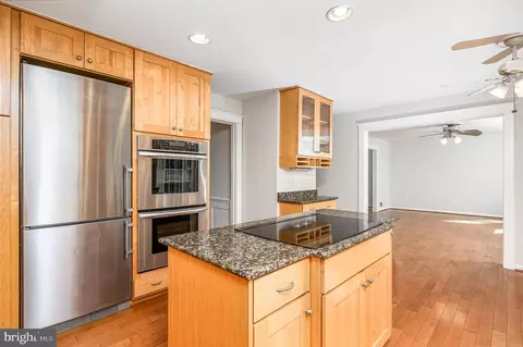 Kitchen - 43356 Wayside Cir, Ashburn, VA 20147 photo 5 of 5