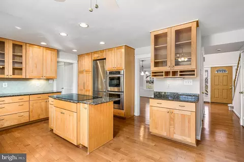 Kitchen - 43356 Wayside Cir, Ashburn, VA 20147 photo 2 of 5