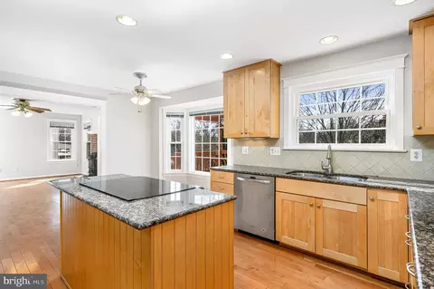 Kitchen - 43356 Wayside Cir, Ashburn, VA 20147 photo 4 of 5
