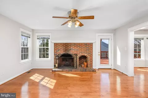 Living - 43356 Wayside Cir, Ashburn, VA 20147 photo 3 of 8
