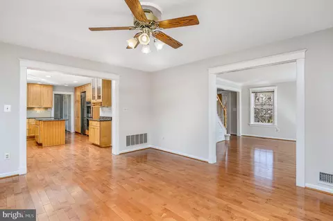Living - 43356 Wayside Cir, Ashburn, VA 20147 photo 4 of 8