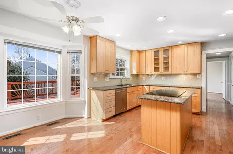 Kitchen - 43356 Wayside Cir, Ashburn, VA 20147 photo 3 of 5