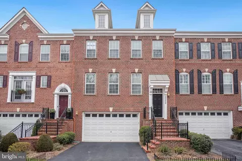20229 Center Brook Sq, Sterling, VA 20165