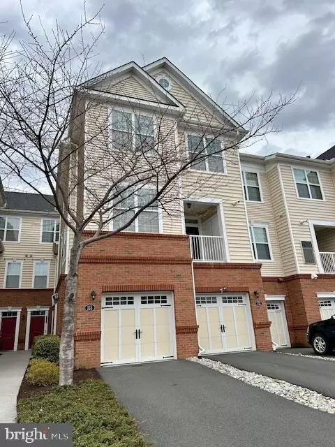 43031 Foxtrail Woods Ter #113, Ashburn, VA 20148