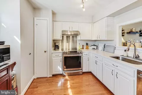 Kitchen - 43 Berkeley Ct, Sterling, VA 20165 photo 1 of 2