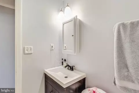 Bath - 43 Berkeley Ct, Sterling, VA 20165 photo 2 of 3