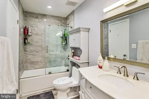 Bath - 43 Berkeley Ct, Sterling, VA 20165 photo 1 of 3