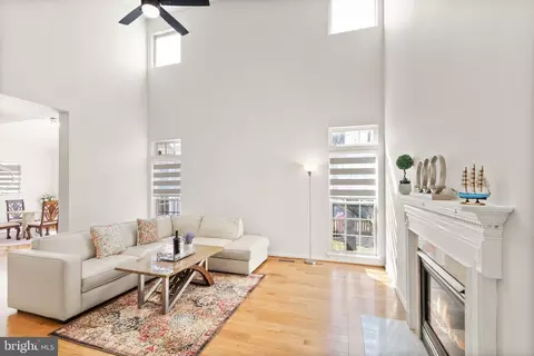 Living - 26190 Ocala Cir, Chantilly, VA 20152 photo 3 of 4