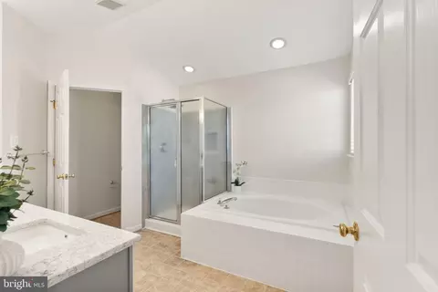 Bath - 26190 Ocala Cir, Chantilly, VA 20152 photo 1 of 6
