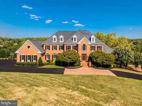 22609 Hillside Cir, Leesburg, VA 20175