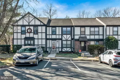295 Chelmsford Ct, Sterling, VA 20165