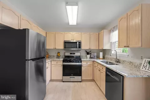 Kitchen - 20829 Apollo Ter, Ashburn, VA 20147 photo 2 of 4
