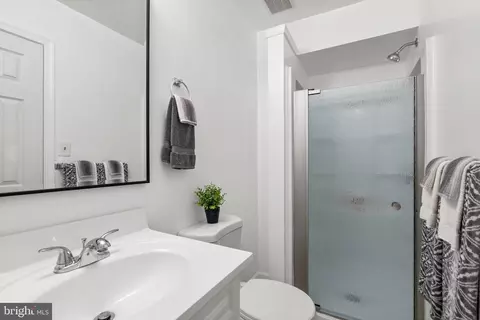Bath - 20829 Apollo Ter, Ashburn, VA 20147 photo 3 of 4