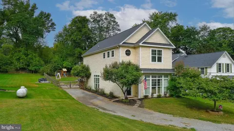 16 N Bridge St, Round Hill, VA 20141