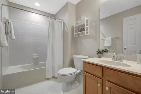 Bath - 42859 Chatelain Cir, Brambleton, VA 20148 photo 10 of 10
