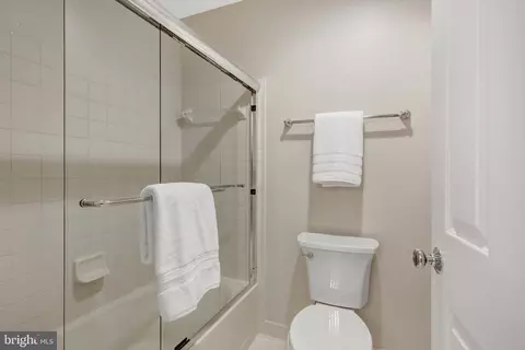 Bath - 42859 Chatelain Cir, Brambleton, VA 20148 photo 9 of 10