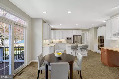 Kitchen - 42859 Chatelain Cir, Brambleton, VA 20148 photo 7 of 8
