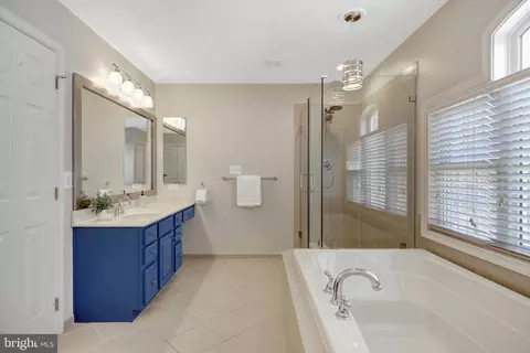 Bath - 42859 Chatelain Cir, Brambleton, VA 20148 photo 3 of 10