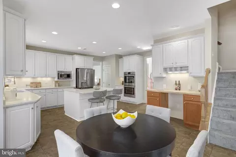 Kitchen - 42859 Chatelain Cir, Brambleton, VA 20148 photo 8 of 8