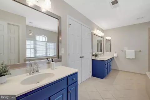Bath - 42859 Chatelain Cir, Brambleton, VA 20148 photo 2 of 10