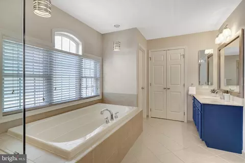Bath - 42859 Chatelain Cir, Brambleton, VA 20148 photo 5 of 10