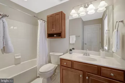 Bath - 42859 Chatelain Cir, Brambleton, VA 20148 photo 7 of 10