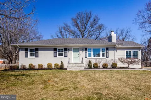 9 Broken Arrow Rd, Round Hill, VA 20141