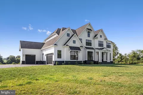 38880 Avery Oaks Ln, Hamilton, VA 20158