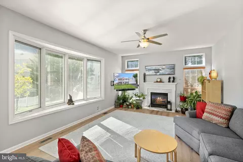 Living - 20723 Fenwick Dr, Ashburn, VA 20147 photo 2 of 3