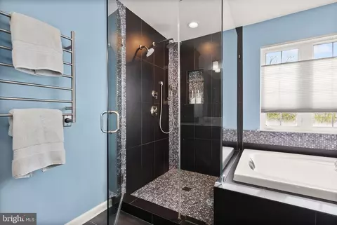 Bath - 20723 Fenwick Dr, Ashburn, VA 20147 photo 3 of 7