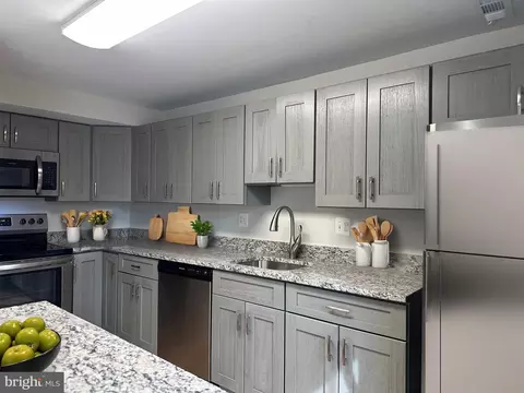 50 Benton Ct, Sterling, VA 20165 photo 2