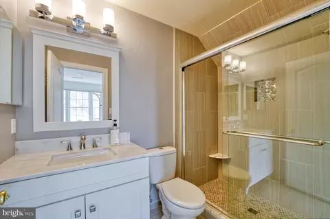 Bath - 20496 Tappahannock Pl, Sterling, VA 20165 photo 9 of 11