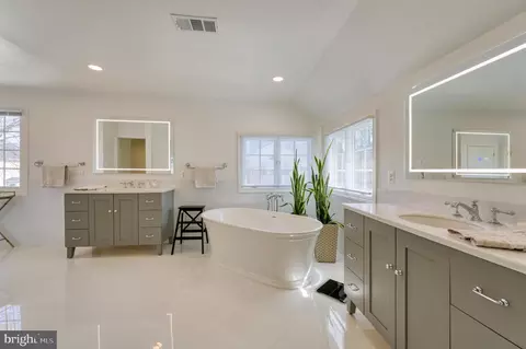 Bath - 20496 Tappahannock Pl, Sterling, VA 20165 photo 4 of 11