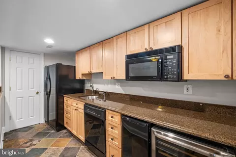 Kitchen - 47364 Middle Bluff Pl, Sterling, VA 20165 photo 8 of 9