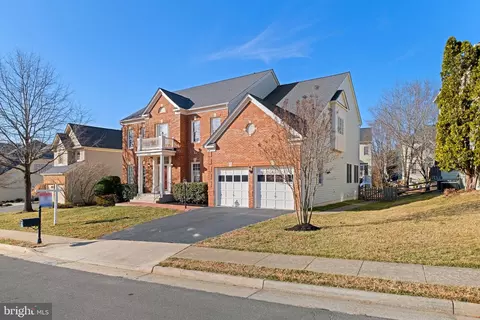 Exterior - 47364 Middle Bluff Pl, Sterling, VA 20165 photo 2 of 10