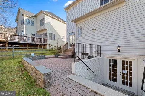 Exterior - 47364 Middle Bluff Pl, Sterling, VA 20165 photo 5 of 10