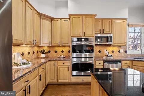 Kitchen - 47364 Middle Bluff Pl, Sterling, VA 20165 photo 2 of 9