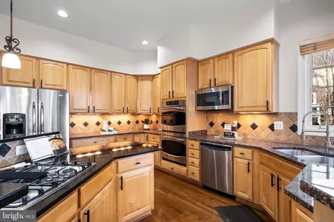 Kitchen - 47364 Middle Bluff Pl, Sterling, VA 20165 photo 5 of 9
