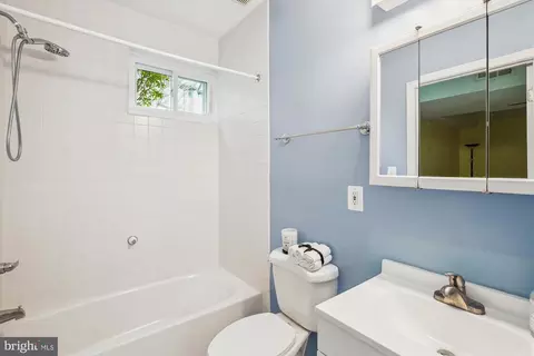 Bath - 3 Steed Pl, Sterling, VA 20165 photo 3 of 3