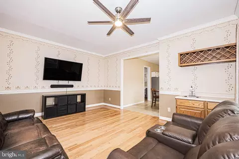 Living - 17573 Wadell Ct, Hamilton, VA 20158 photo 4 of 6
