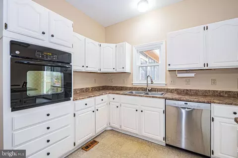 Kitchen - 17573 Wadell Ct, Hamilton, VA 20158 photo 4 of 6