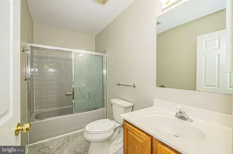 Bath - 17573 Wadell Ct, Hamilton, VA 20158 photo 2 of 5